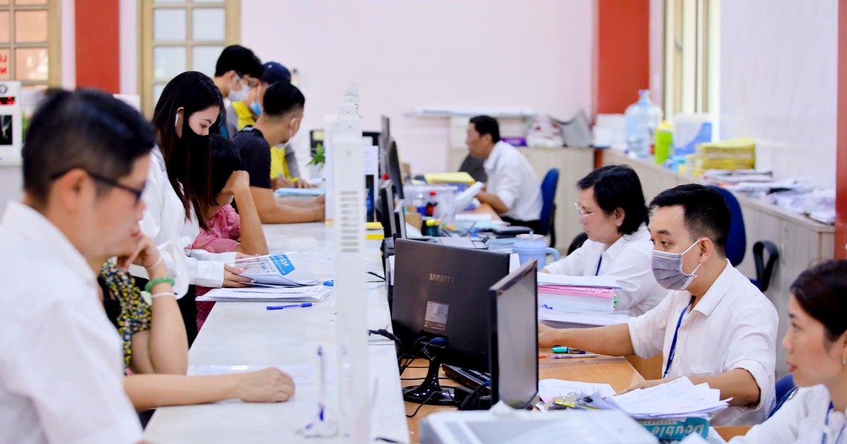 Thành ủy TP.HCM yêu cầu tạm dừng tuyển dụng công chức, bổ nhiệm...