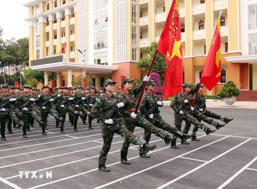 Đội hình đi nghiêm nữ chiến sỹ Biệt động Sài Gòn sẽ tham gia lễ diễu binh, diễu hành kỷ niệm 50 năm Ngày Giải phóng miền Nam, thống nhất đất nước. (Ảnh: Xuân Khu/TTXVN)