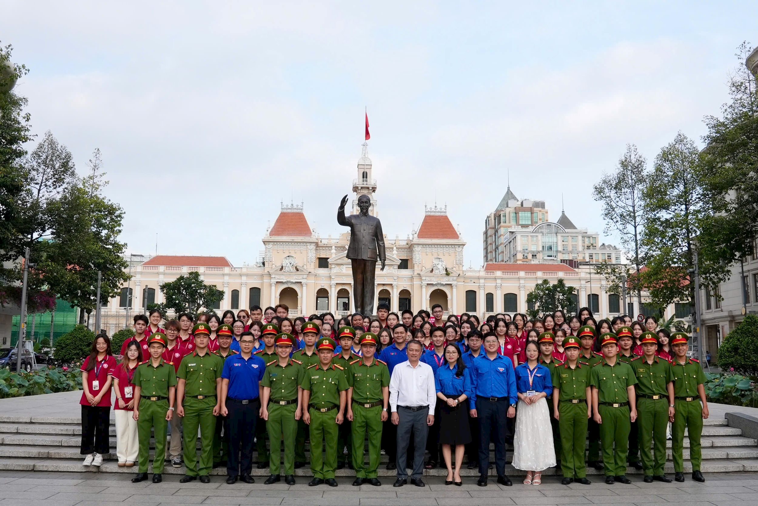 Đoàn viên, thanh niên dâng hoa tưởng niệm chủ tịch Hồ Chí Minh