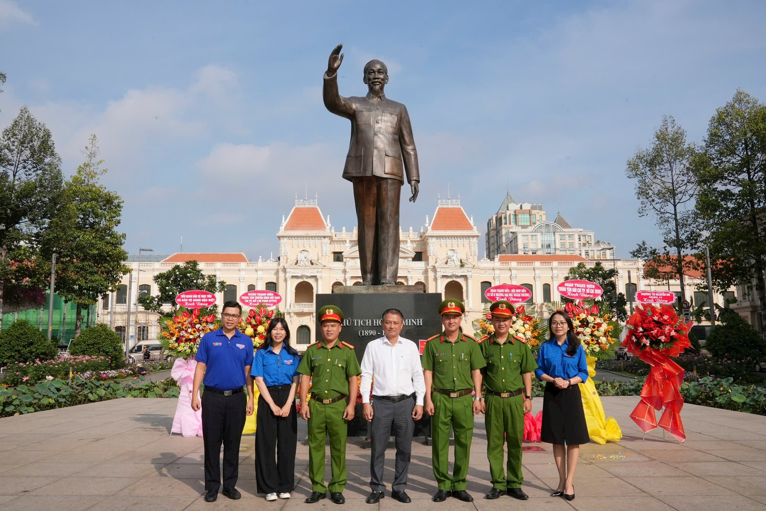 Đại diện các đơn vị dâng dâng lên tượng đài Chủ tịch Hồ Chí Minh các lẵng hoa