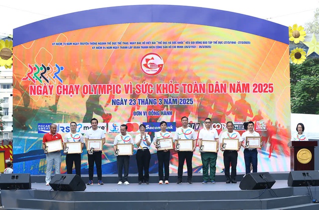 Hàng nghìn người dân TP HCM tham gia Ngày chạy Olympic - Ảnh 1. Hàng nghìn người dân TP HCM tham gia Ngày chạy Olympic - Ảnh 1.