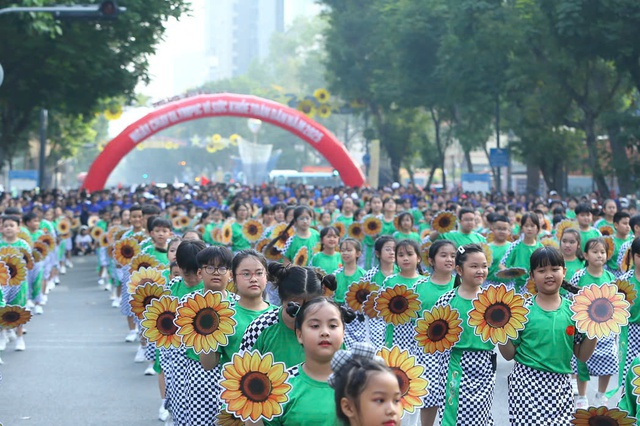 Hàng nghìn người dân TP HCM tham gia Ngày chạy Olympic - Ảnh 3. Hàng nghìn người dân TP HCM tham gia Ngày chạy Olympic - Ảnh 3.