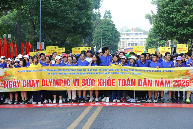 Hàng nghìn người dân TP HCM tham gia Ngày chạy Olympic - Ảnh 4. Hàng nghìn người dân TP HCM tham gia Ngày chạy Olympic - Ảnh 4.
