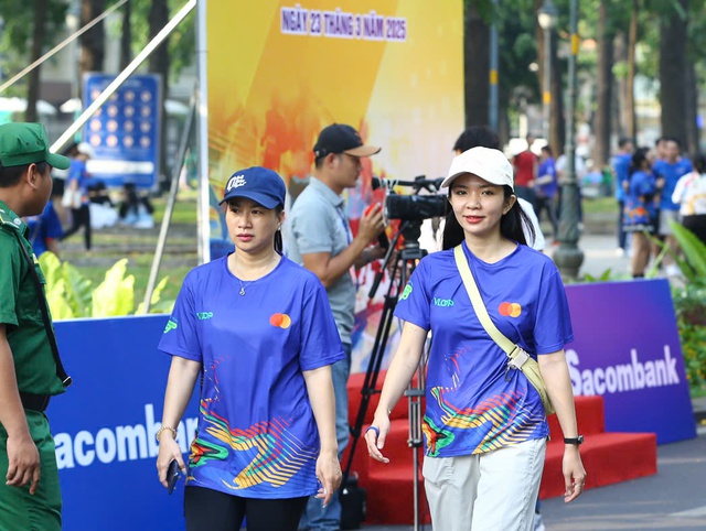 Hàng nghìn người dân TP HCM tham gia Ngày chạy Olympic - Ảnh 7. Hàng nghìn người dân TP HCM tham gia Ngày chạy Olympic - Ảnh 7.