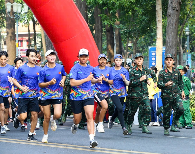 Hàng nghìn người dân TP HCM tham gia Ngày chạy Olympic - Ảnh 6. Hàng nghìn người dân TP HCM tham gia Ngày chạy Olympic - Ảnh 6.