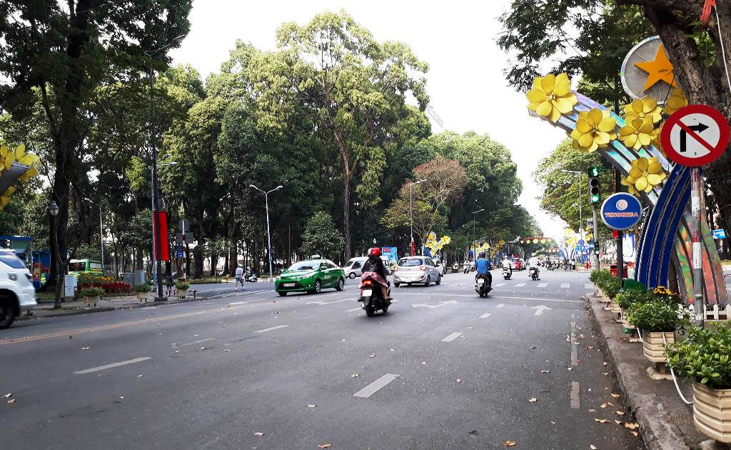 Thi công khán đài chào mừng ngày lễ 30-4, TP.HCM cấm nhiều tuyến đường