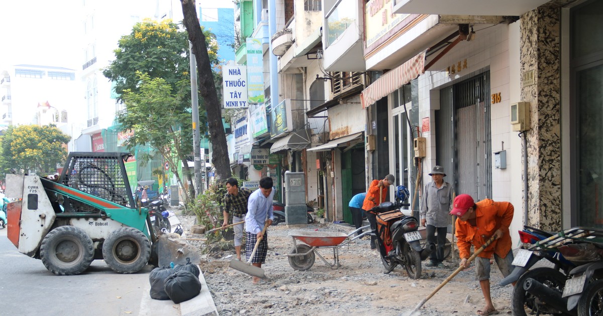 TP.HCM yêu cầu đẩy nhanh tiến độ sửa chữa, nâng cấp vỉa hè