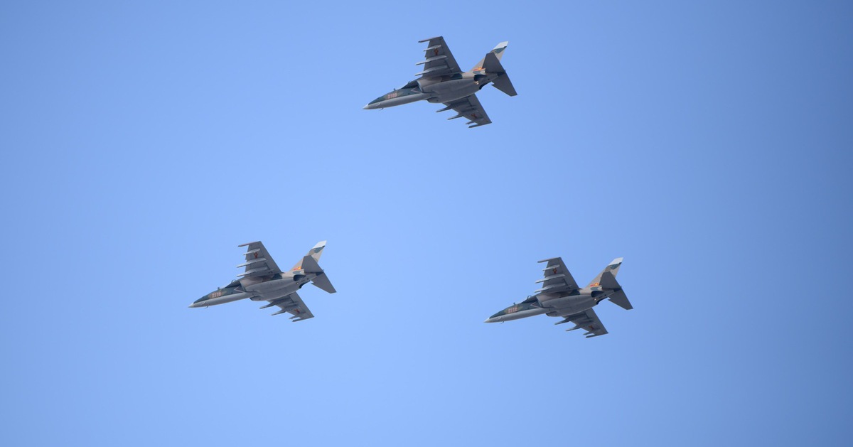 Trực thăng, Yak-130 và Su-30MK2 bay tập luyện trên bầu trời trung tâm TP.HCM