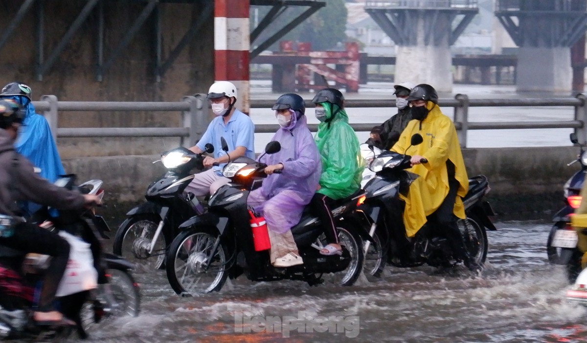 TPHCM đón triều cường kết hợp mưa trái mùa