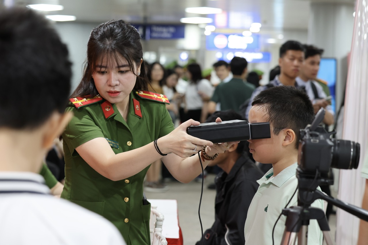 TP. HCM triển khai cấp CCCD và định danh điện tử tại nhà ga Metro số 1