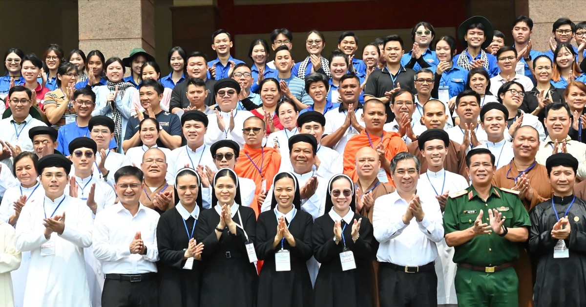 Lãnh đạo TPHCM thăm, động viên khối diễu hành MTTQ Việt Nam tập luyện