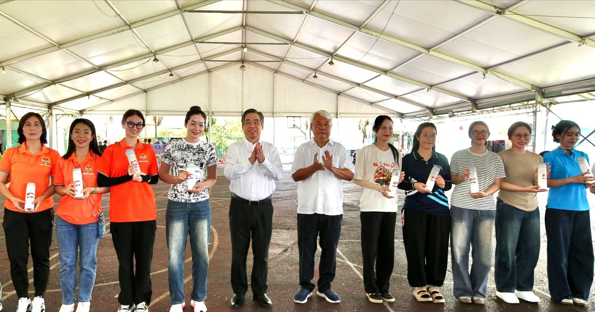 Lãnh đạo TPHCM thăm, động viên khối diễu hành công nhân và nông dân