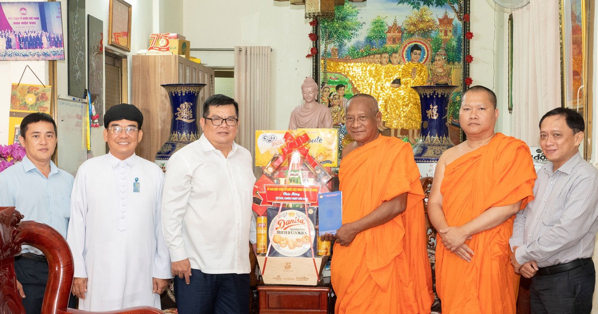 Ủy ban MTTQ Việt Nam TPHCM tặng quà, chúc Tết cổ truyền Chol Chnam Thmay