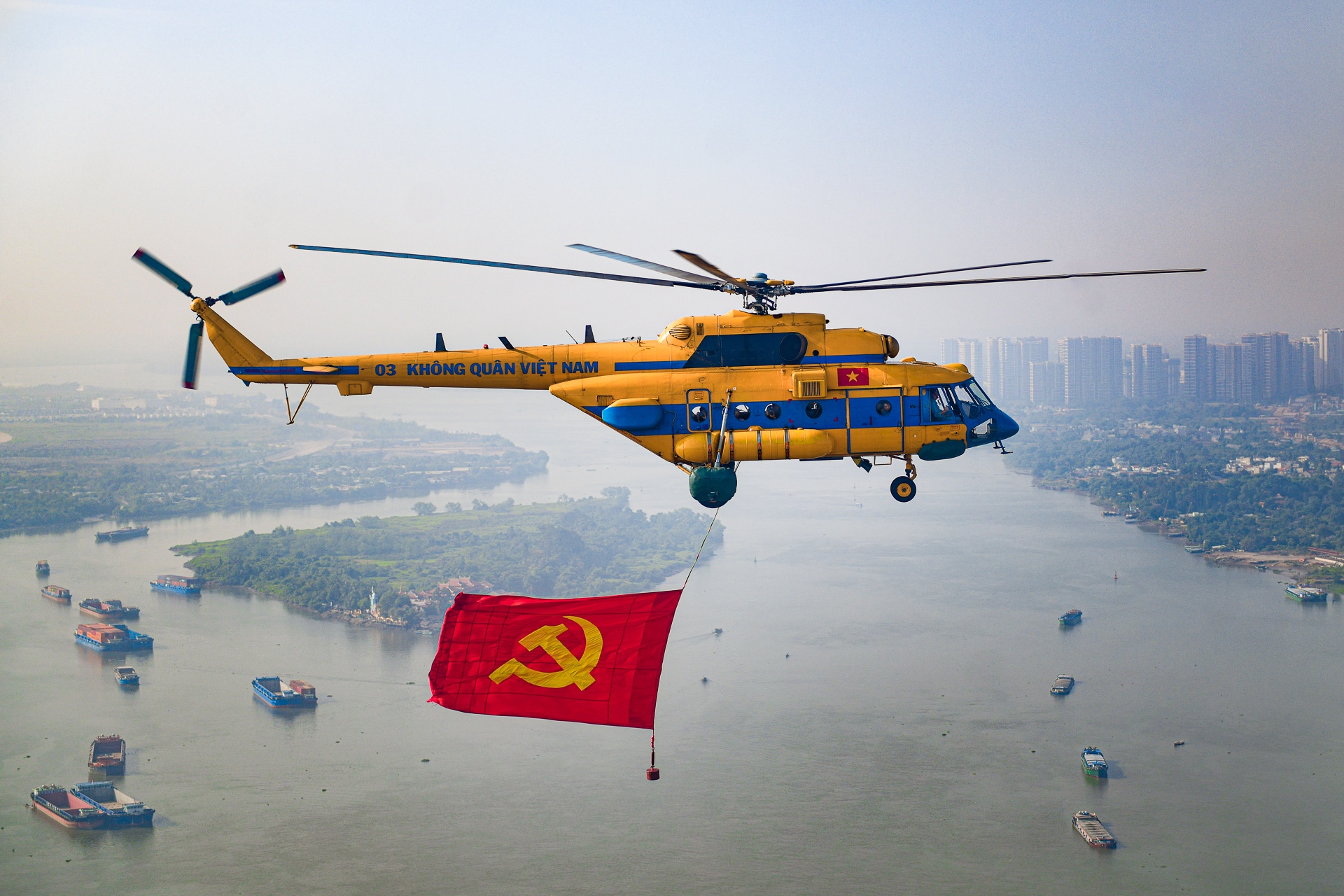 Trực thăng diễn tập kéo cờ trên bầu trời Đồng Nai, TP.HCM