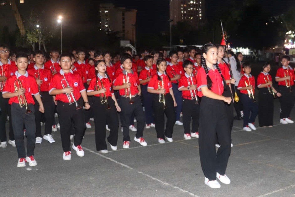 Lãnh đạo TPHCM thăm, động viên các em thiếu nhi, thanh niên tham gia diễu hành