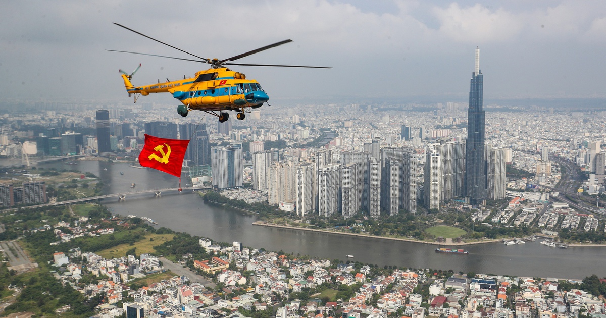 Trực thăng diễn tập kéo cờ trên Dinh Độc Lập và bầu trời TP.HCM