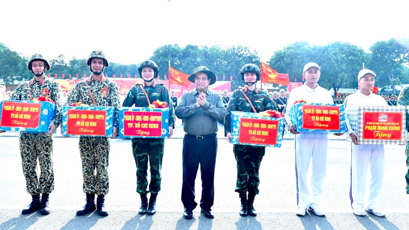 Thủ tướng Phạm Minh Chính thăm, động viên các lực lượng Quân đội, dân quân tự vệ tham gia diễu binh, diễu hành dịp 30/4