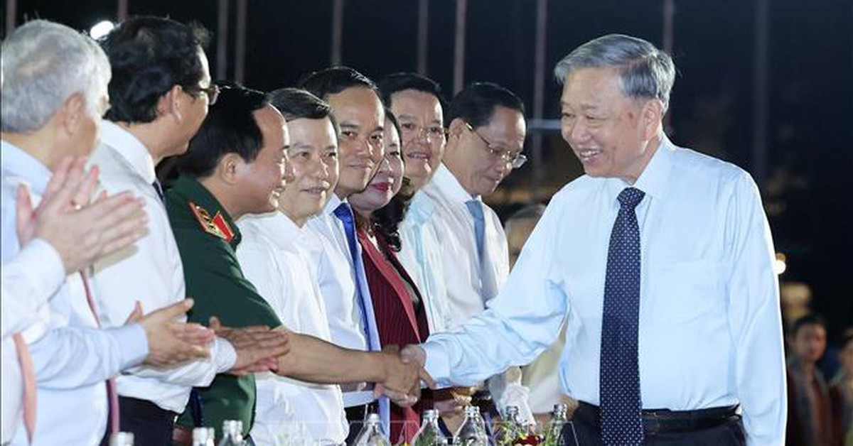 Tổng Bí thư Tô Lâm dự chương trình nghệ thuật 'Đất nước trọn niềm vui' tại Hội trường Thống Nhất