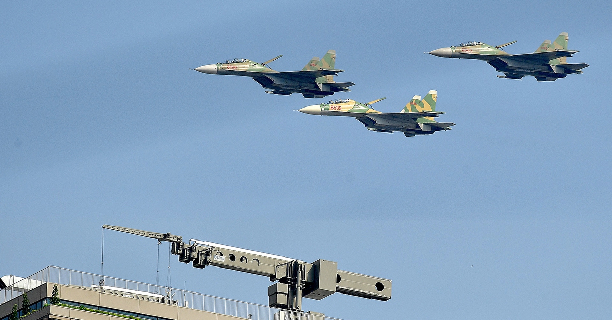 Sáng nay, trực thăng kéo cờ, tiêm kích nhào lộn ở trung tâm TP.HCM