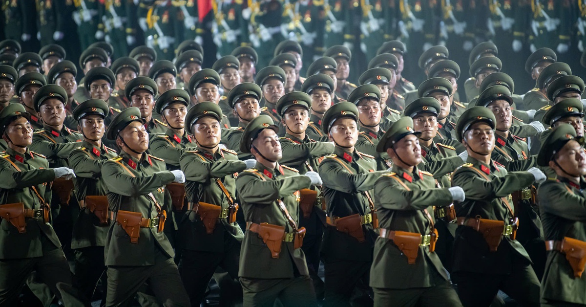 Các khối diễu binh trùng điệp giữa trung tâm TP.HCM trong đêm tổng luyện 22-4