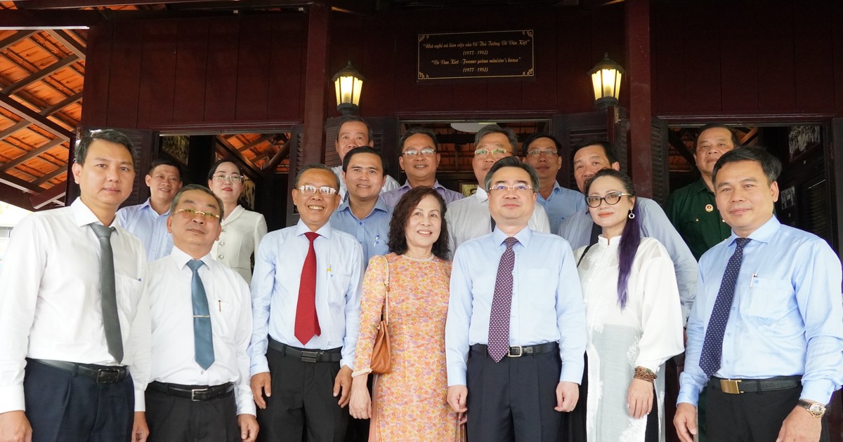 Lãnh đạo TPHCM thăm hỏi gia đình các cá nhân tiêu biểu