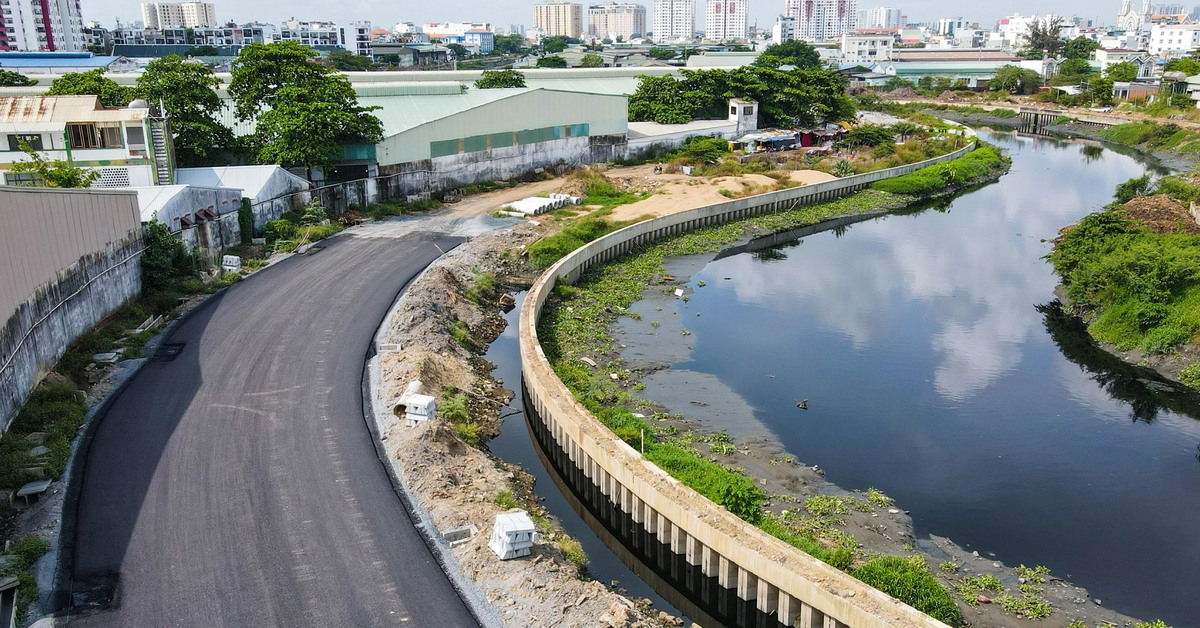 Tất bật trải nhựa 3,7km đường đầu tiên ven kênh Tham Lương, thông xe kỹ thuật trước 30-4