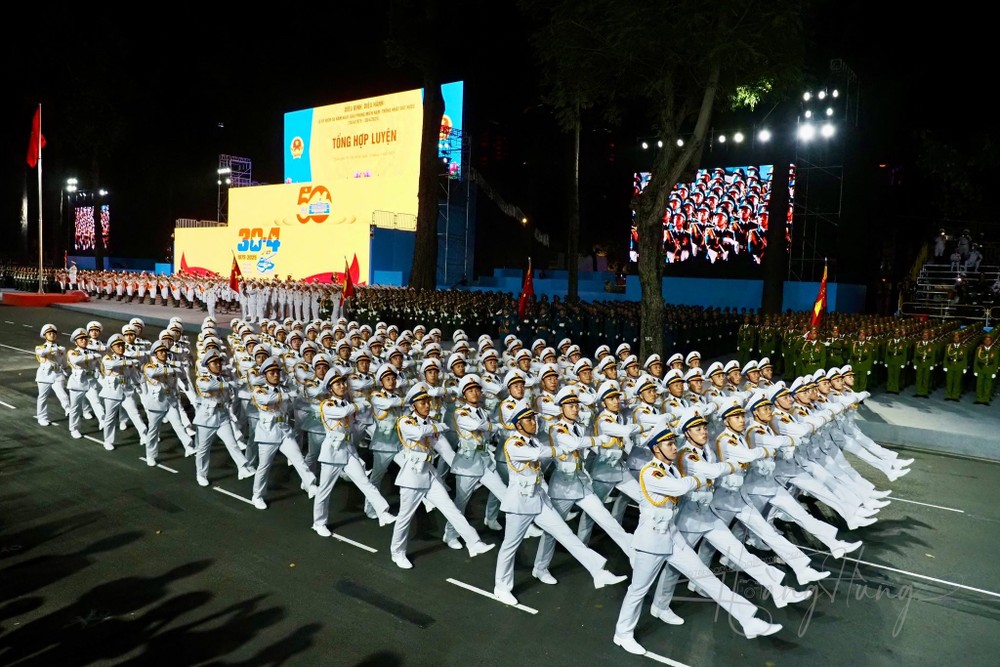 Các lực lượng tham gia diễu binh, diễu hành tổ chức hợp luyện tại TPHCM. Ảnh: HOÀNG HÙNG 491923337_9613983672048762_88115.jpg