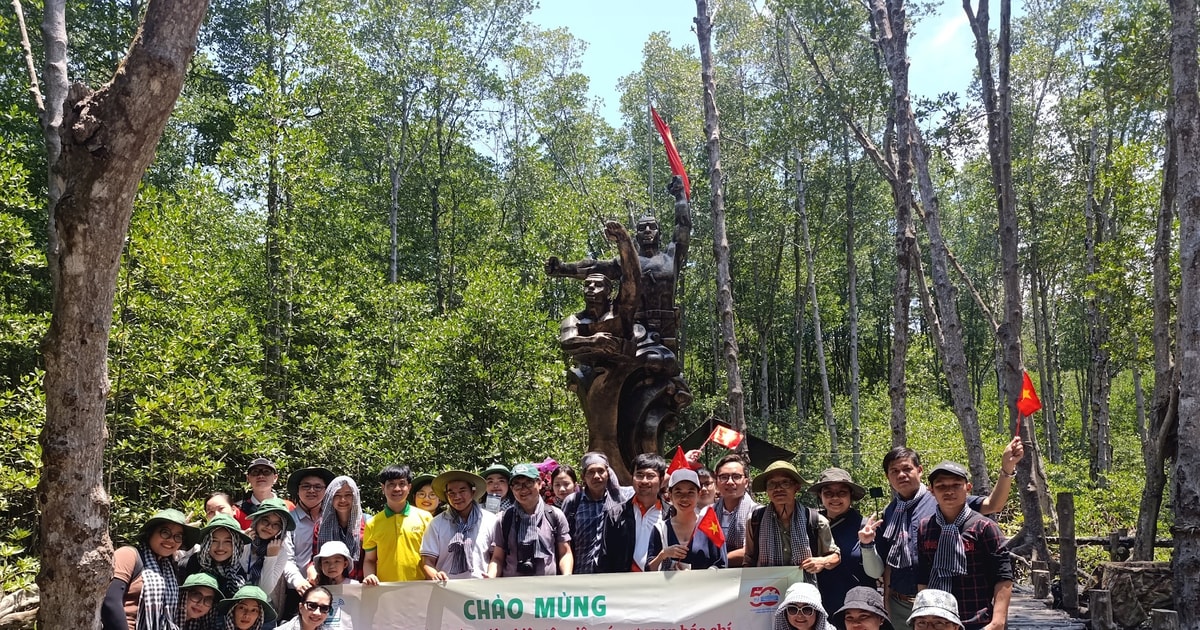 Đoàn đại biểu báo chí về nguồn tại chiến khu Rừng Sác nhân dịp 50 năm thống nhất đất nước