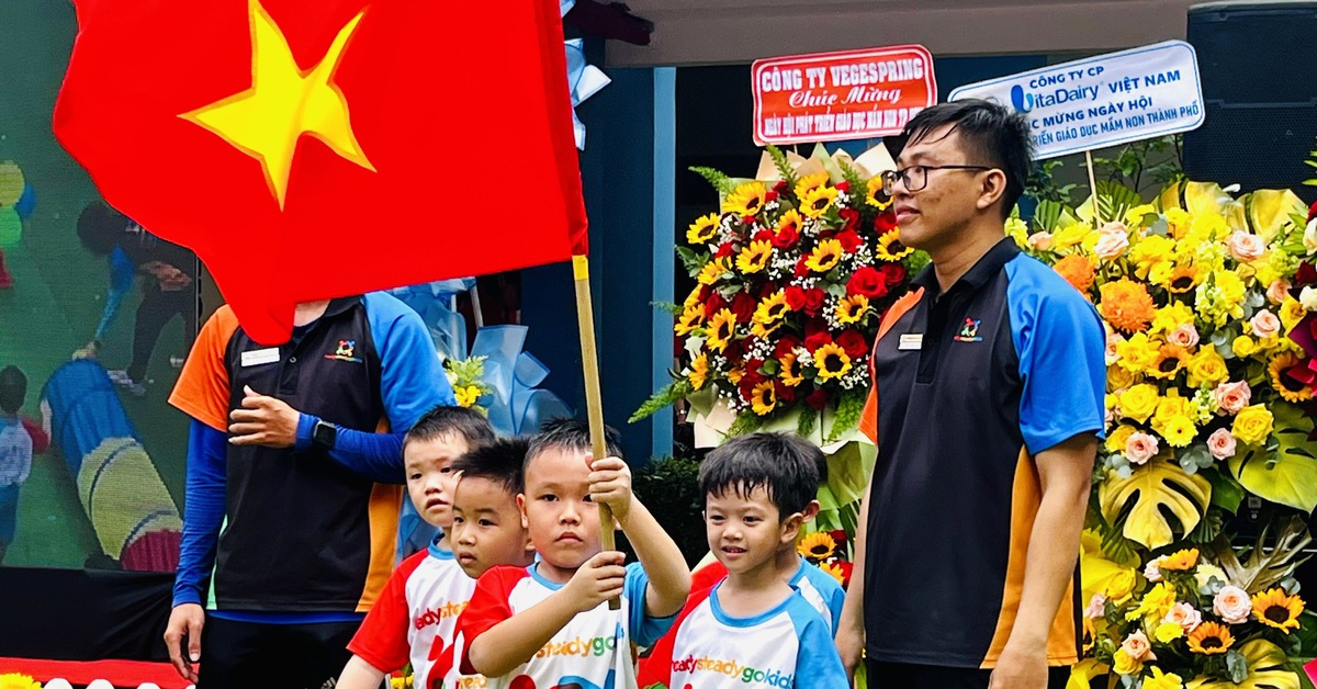 Học sinh quận 1, quận 3 TP.HCM nghỉ học sớm, 'nhường đường' cho hợp luyện diễu binh, diễu hành