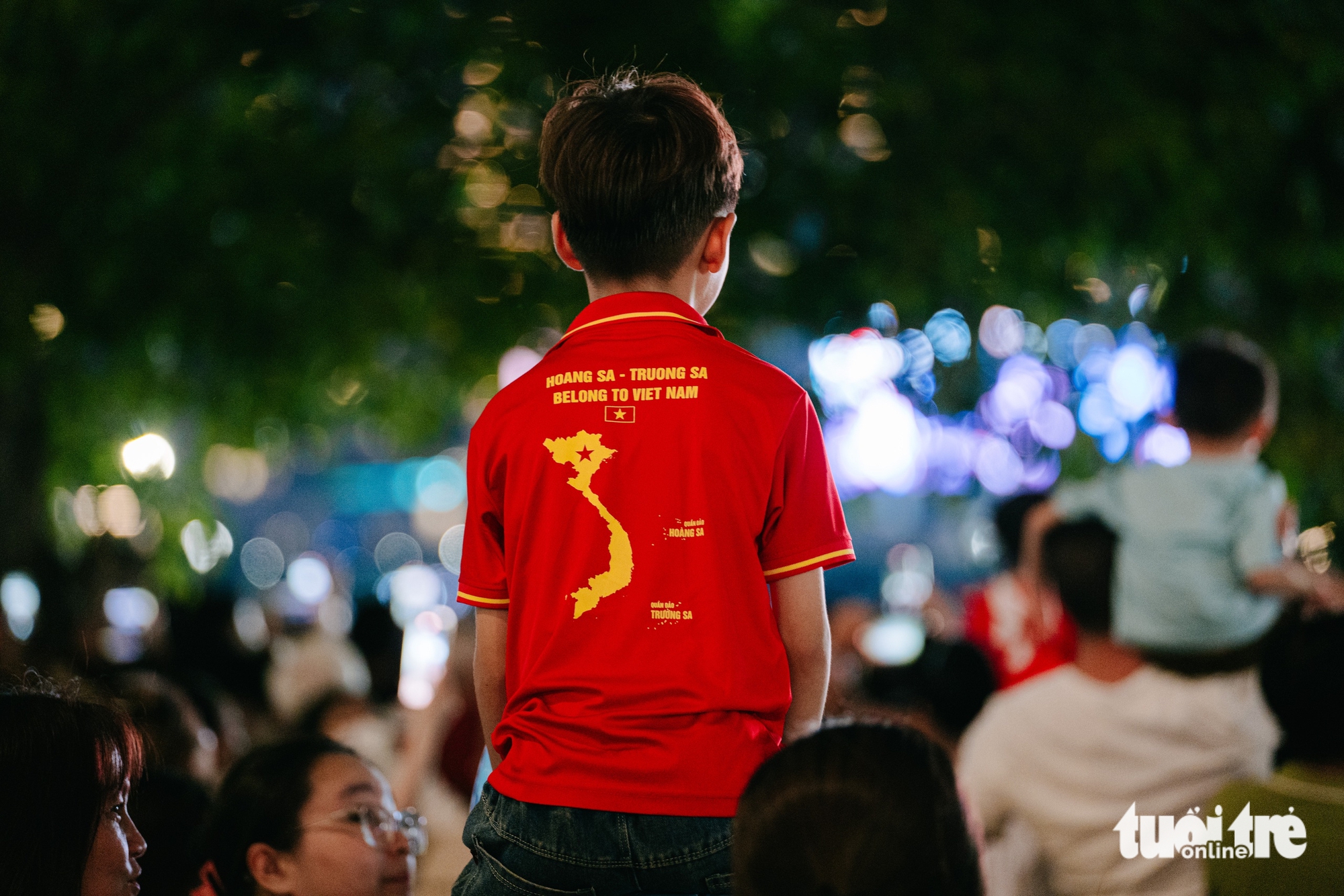 Người dân, du khách háo hức đổ về công viên Bạch Đằng xem pháo hoa mừng 50 năm thống nhất - Ảnh 6. Mãn nhãn với màn pháo hoa mừng 50 năm thống nhất - Ảnh 6.
