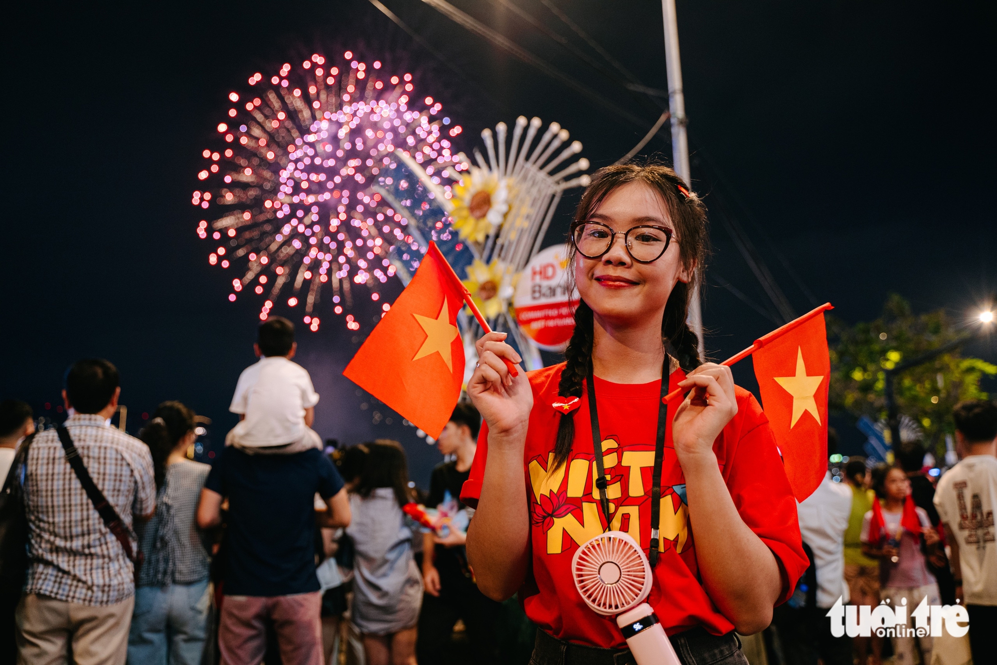 Người dân, du khách háo hức đổ về công viên Bạch Đằng xem pháo hoa mừng 50 năm thống nhất - Ảnh 11. pháo hoa - Ảnh 14.