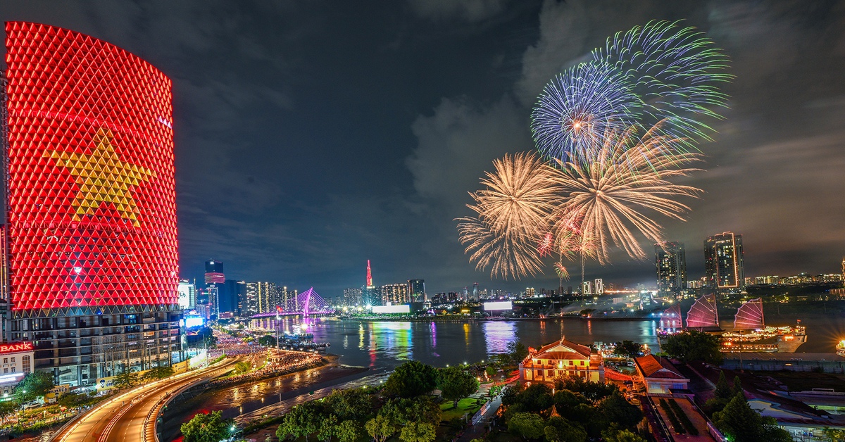 Mãn nhãn với màn pháo hoa mừng 50 năm thống nhất