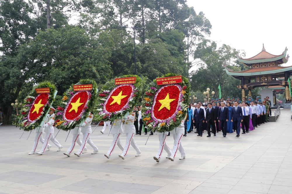 Đoàn đại biểu TPHCM dâng hoa, dâng hương tại Đền Tưởng niệm Liệt sĩ Bến Dược 1.JPG