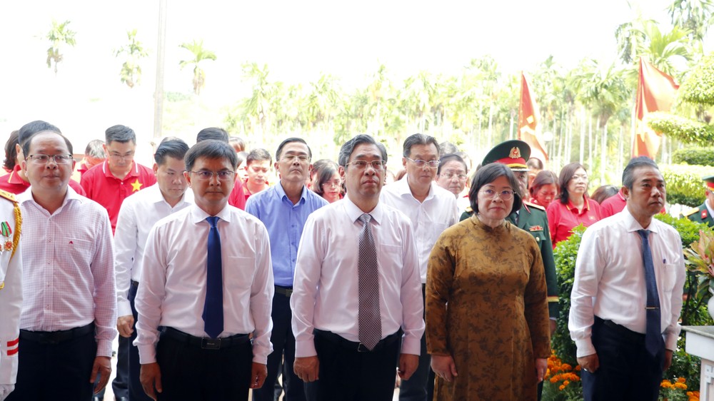 Đồng chí Nguyễn Phước Lộc cùng đoàn dâng hoa, dâng hương tại Di tích lịch sử cấp Quốc gia Ngã Ba Giồng 14.JPG