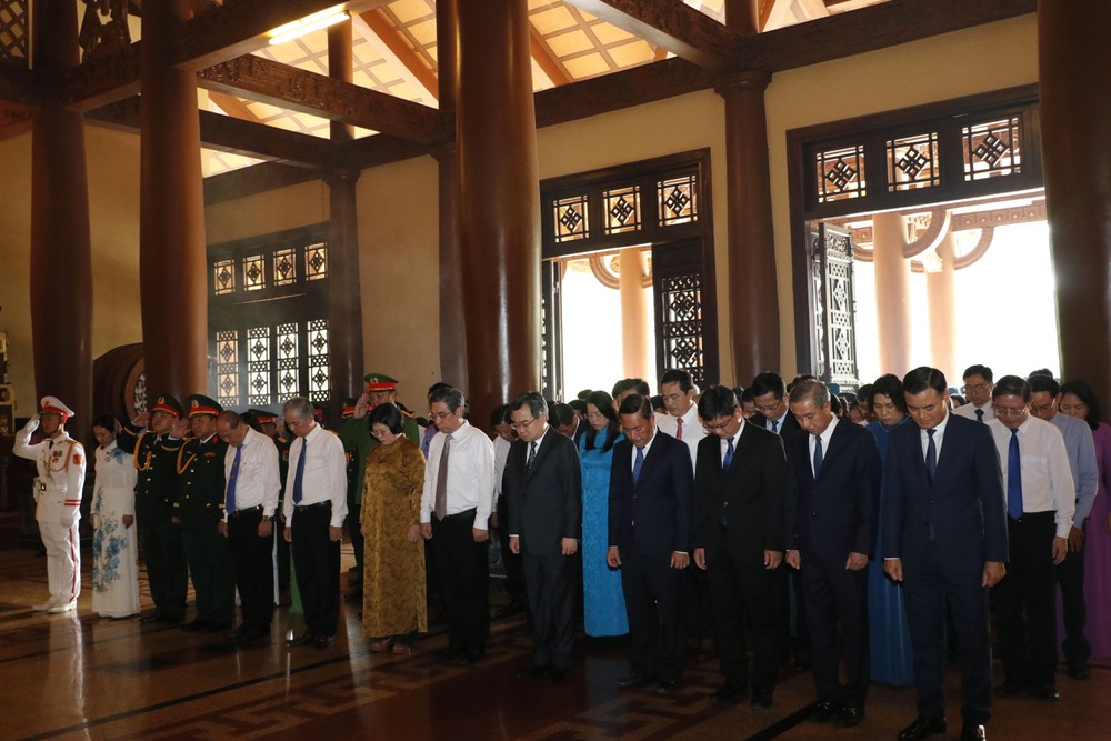 Đoàn đại biểu TPHCM dành một phút mặc niệm tưởng nhớ các Anh hùng liệt sĩ 2.JPG