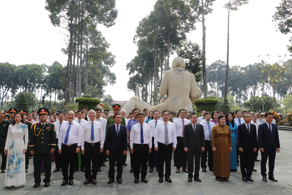 Đoàn đại biểu TPHCM dâng hoa, dâng hương tại Nghĩa trang Liệt sĩ huyện Củ Chi 5.JPG