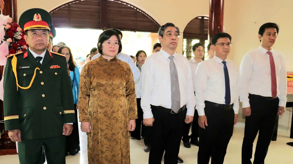 Đồng chí Nguyễn Phước Lộc cùng các đại biểu dâng hoa, dâng hương Mẹ Việt Nam anh hùng Nguyễn Thị Rành f2847e789571272f7e60.jpg