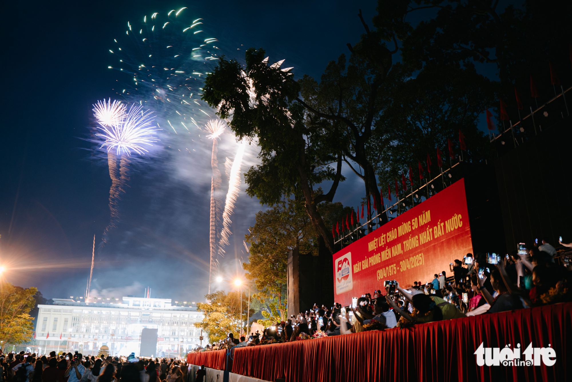 Pháo hoa rợp trời chào mừng 50 năm thống nhất đất nước - Ảnh 4. Pháo hoa rợp trời chào mừng 50 năm thống nhất đất nước - Ảnh 6.