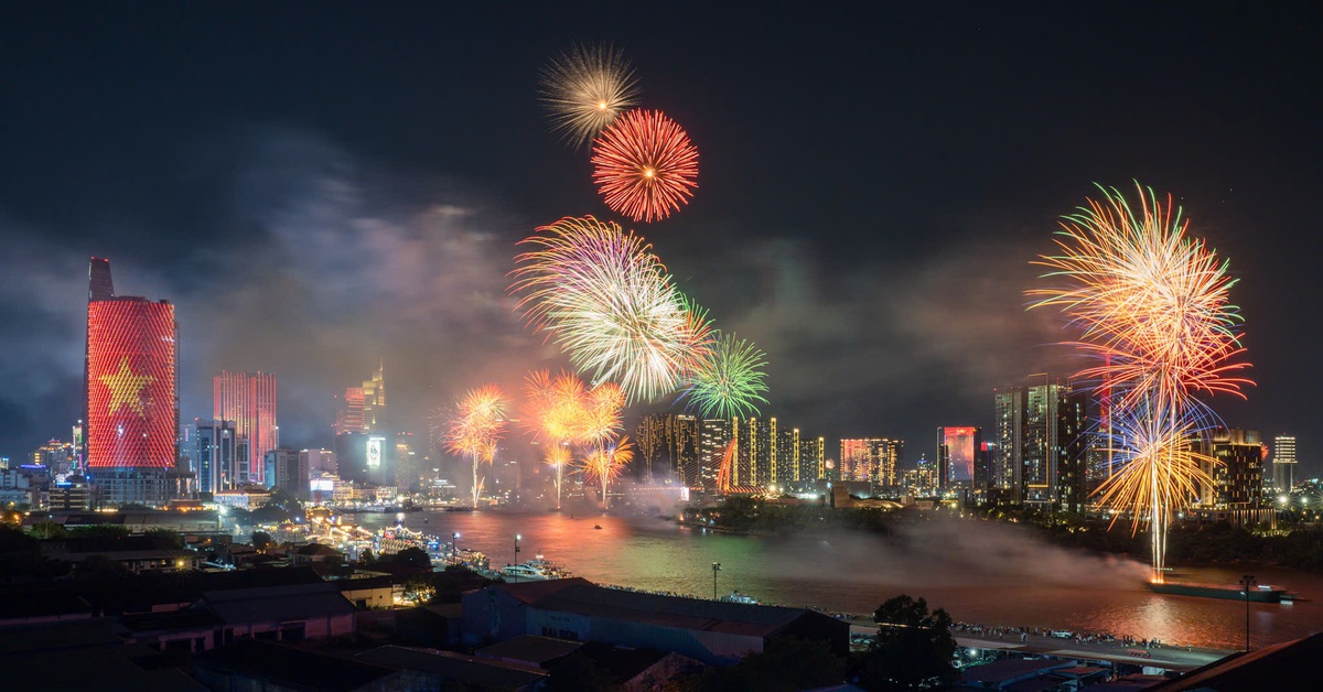 Pháo hoa rợp trời chào mừng 50 năm thống nhất đất nước