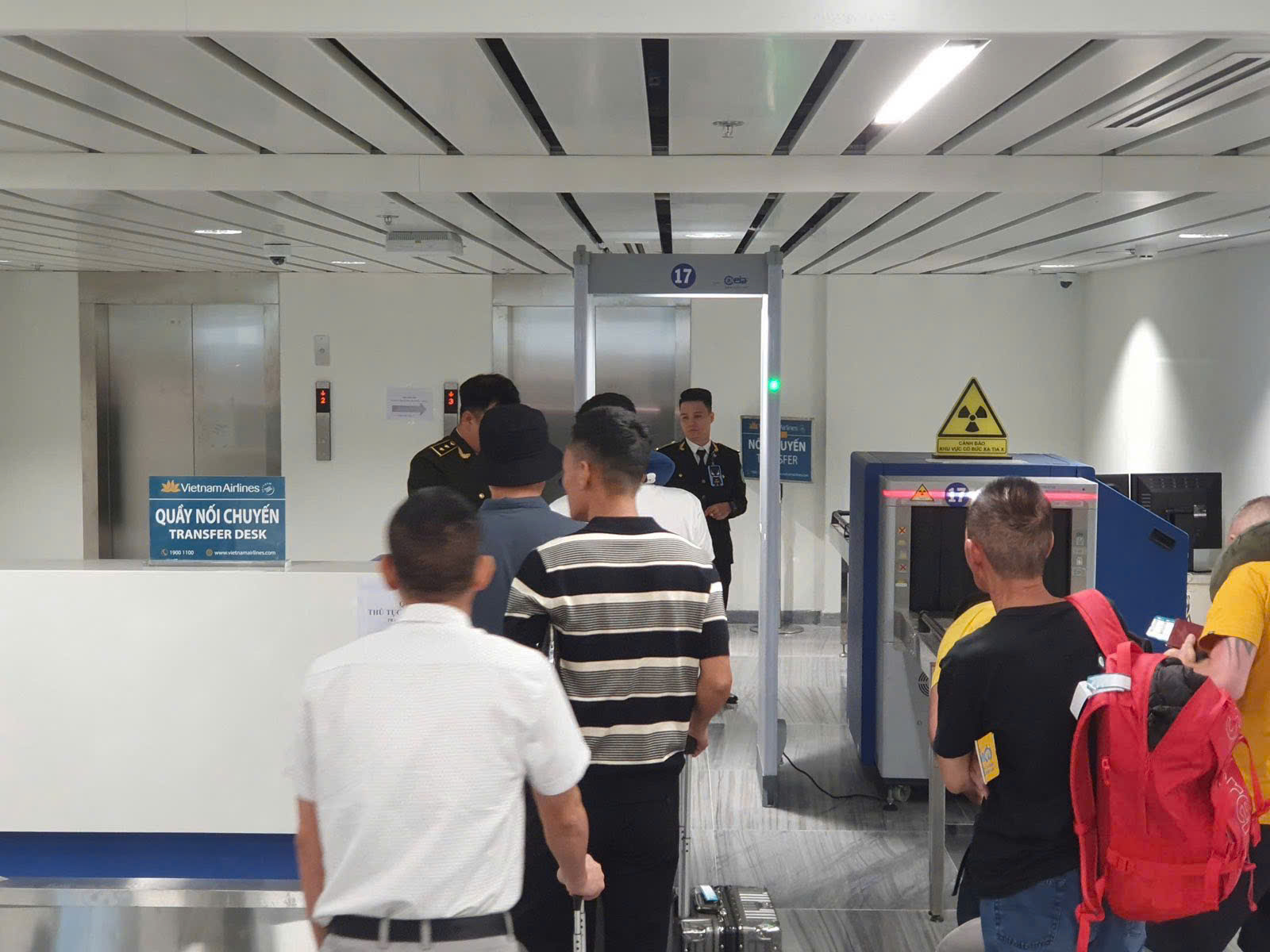 Tân Sơn Nhất có xe trung chuyển miễn phí cho khách nối chuyến từ nhà ga T3- Ảnh 3. Tân Sơn Nhất có xe trung chuyển miễn phí cho khách nối chuyến từ nhà ga T3- Ảnh 3.