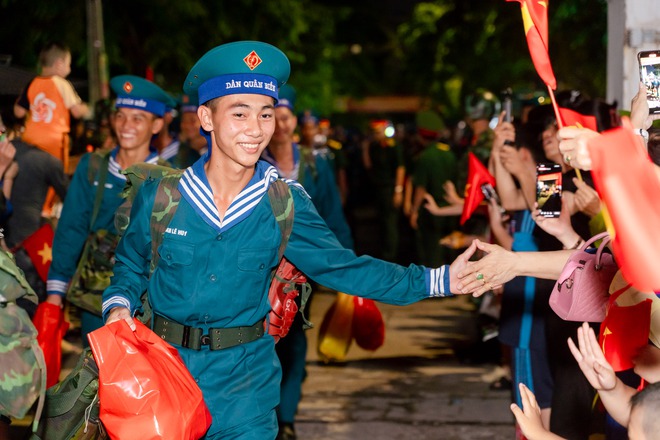 Khối diễu binh A50 tạm biệt TP HCM: Khối diễu binh A50 tạm biệt TP HCM: