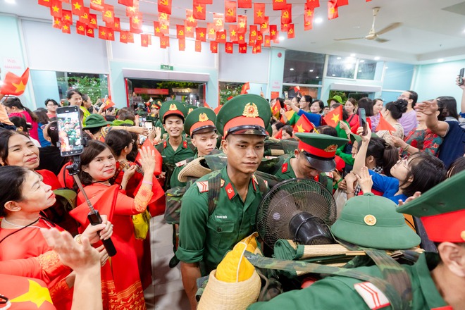 Khối diễu binh A50 tạm biệt TP HCM: Khối diễu binh A50 tạm biệt TP HCM: