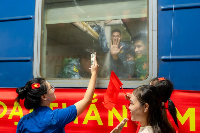 Khối diễu binh A50 tạm biệt TP HCM: Khối diễu binh A50 tạm biệt TP HCM:
