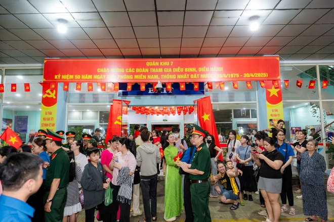 Khối diễu binh A50 tạm biệt TP HCM: Khối diễu binh A50 tạm biệt TP HCM: