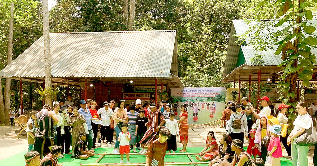 TPHCM: Nhộn nhịp khách vui chơi, mua sắm dịp nghỉ lễ