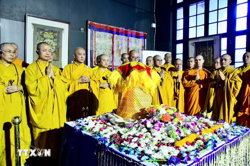 Giáo hội Phật giáo Việt Nam tiến hành buổi lễ đón nhận và cung rước Xá lợi Phật về Việt Nam. (Ảnh: Quang Trung/TTXVN)