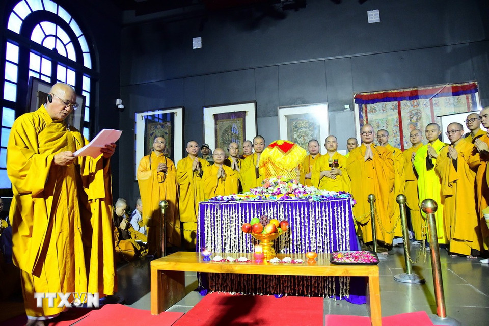 Hòa thượng Thích Huệ Thông, Phó Chủ tịch Giáo hội Phật giáo Việt Nam chủ trì buổi lễ đón nhận và cung rước Xá lợi Phật. (Ảnh: Quang Trung/TTXVN)