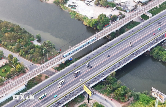 Tàu metro tuyến số 1 đi qua cầu Rạch Chiếc, thành phố Thủ Đức. (Ảnh: Hồng Đạt/TTXVN) ttxvn-metro-typhcm.jpg