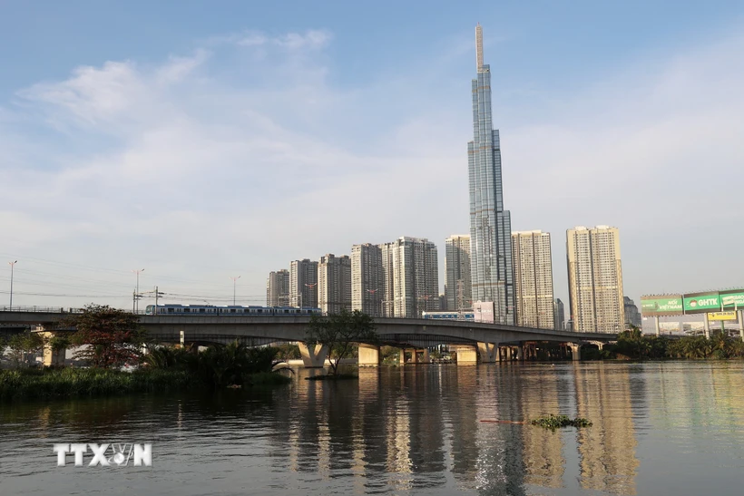 Tàu metro tuyến số 1 đi qua cầu Sài Gòn, nối giữa quận Bình Thạnh với thành phố Thủ Đức. (Ảnh: Hồng Đạt/TTXVN)