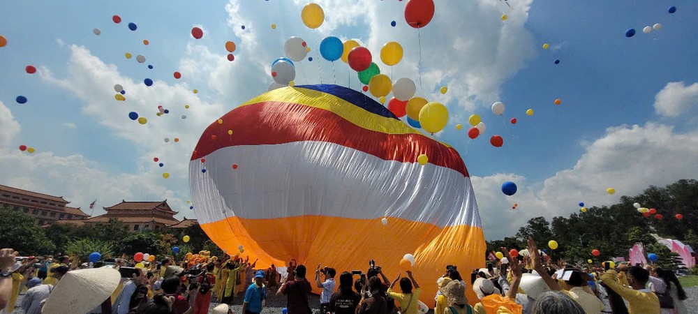 Hình ảnh lá cờ Phật giáo có kích thước 500m². dai-le-vesak-2025-8.jpg